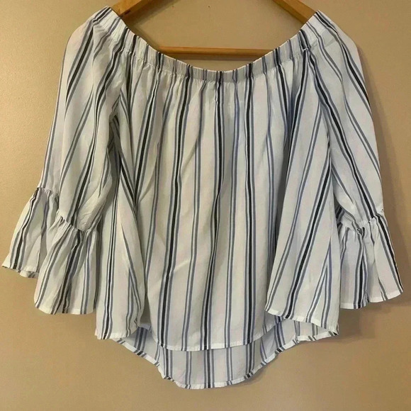 Cute light & airy off shoulder top - Picture 2 of 7